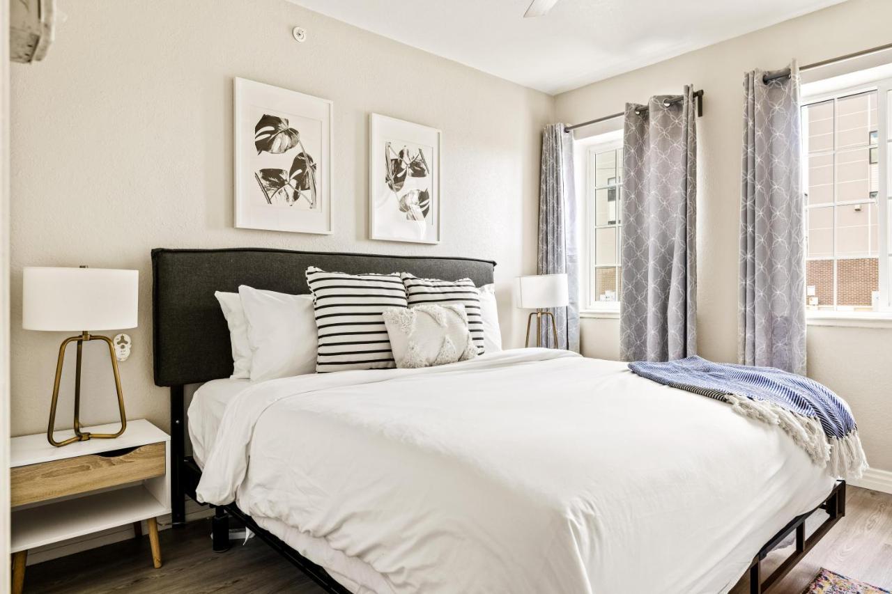 Stylish City Retreat - King Beds - Walk To Sloans Lake 덴버 외부 사진
