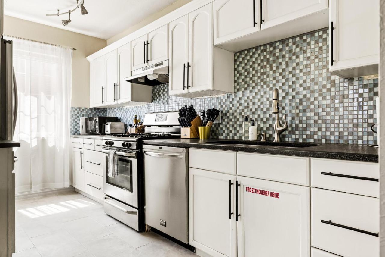 Stylish City Retreat - King Beds - Walk To Sloans Lake 덴버 외부 사진