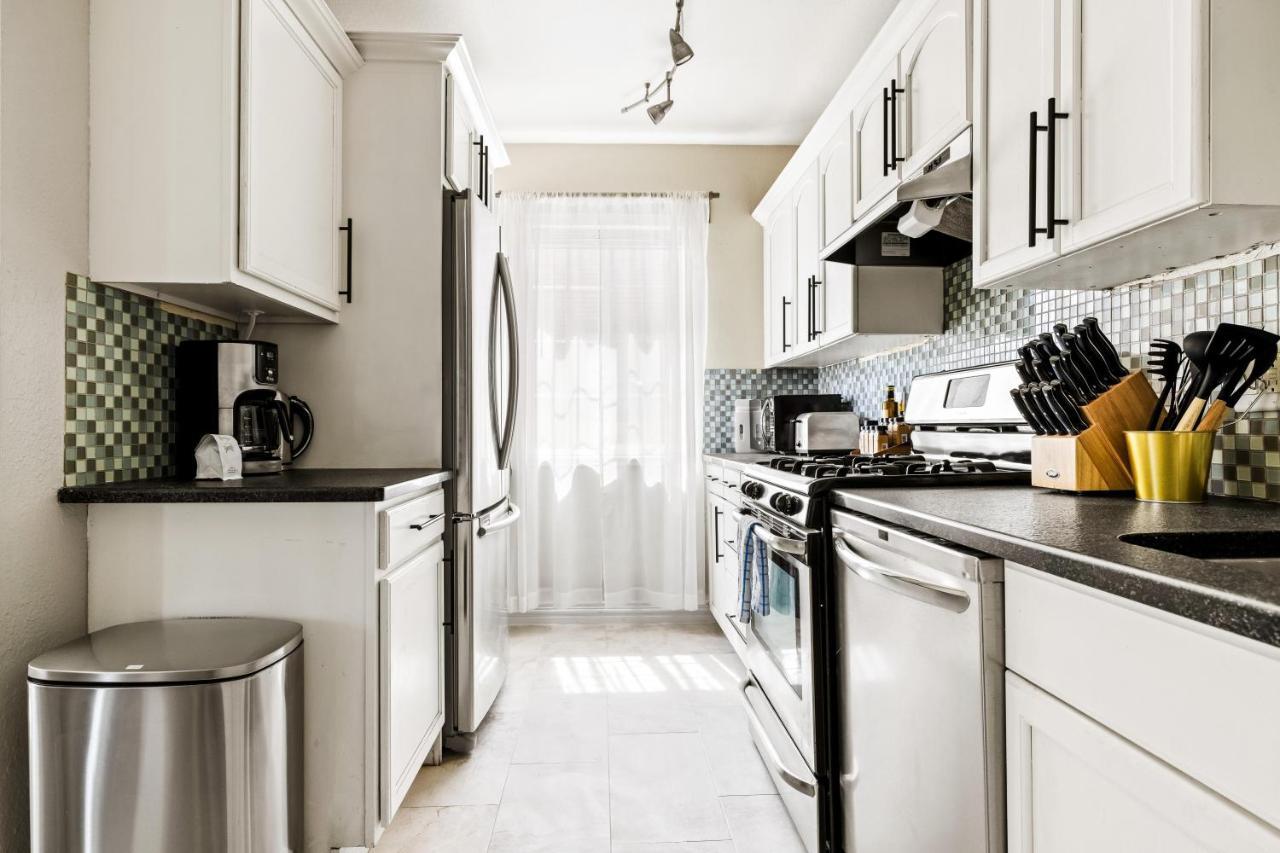 Stylish City Retreat - King Beds - Walk To Sloans Lake 덴버 외부 사진