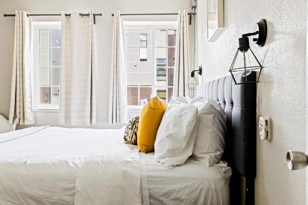 Stylish City Retreat - King Beds - Walk To Sloans Lake 덴버 외부 사진