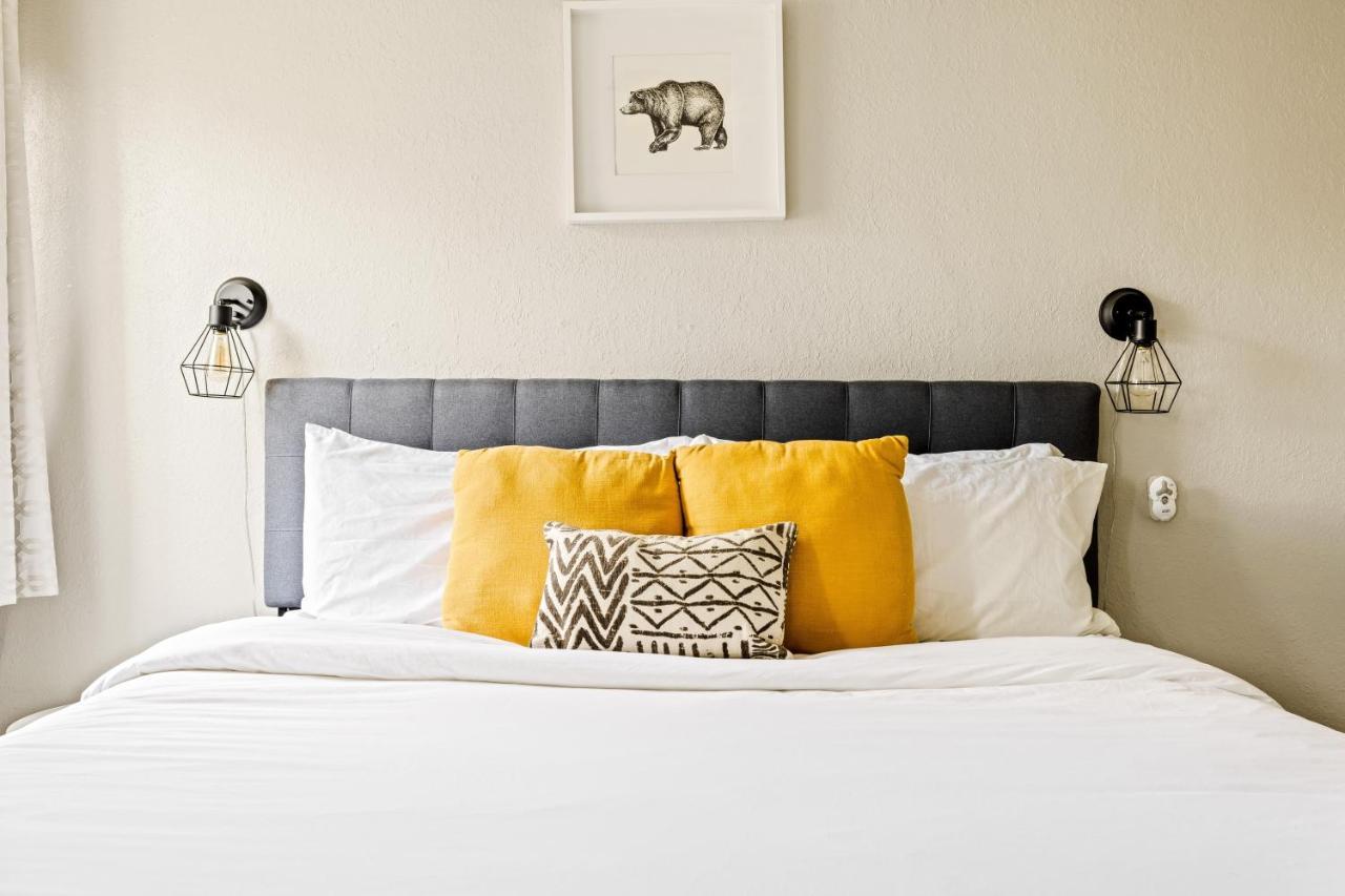 Stylish City Retreat - King Beds - Walk To Sloans Lake 덴버 외부 사진