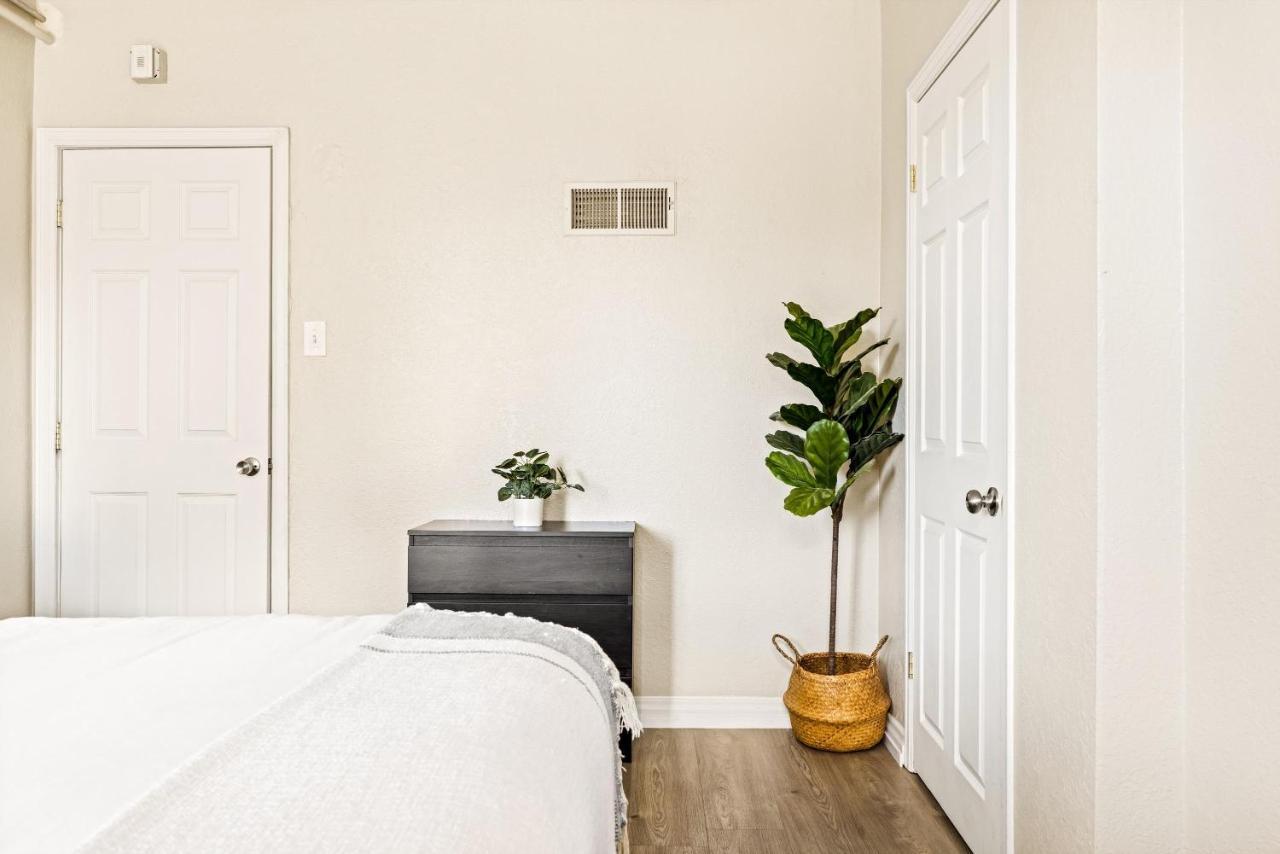 Stylish City Retreat - King Beds - Walk To Sloans Lake 덴버 외부 사진
