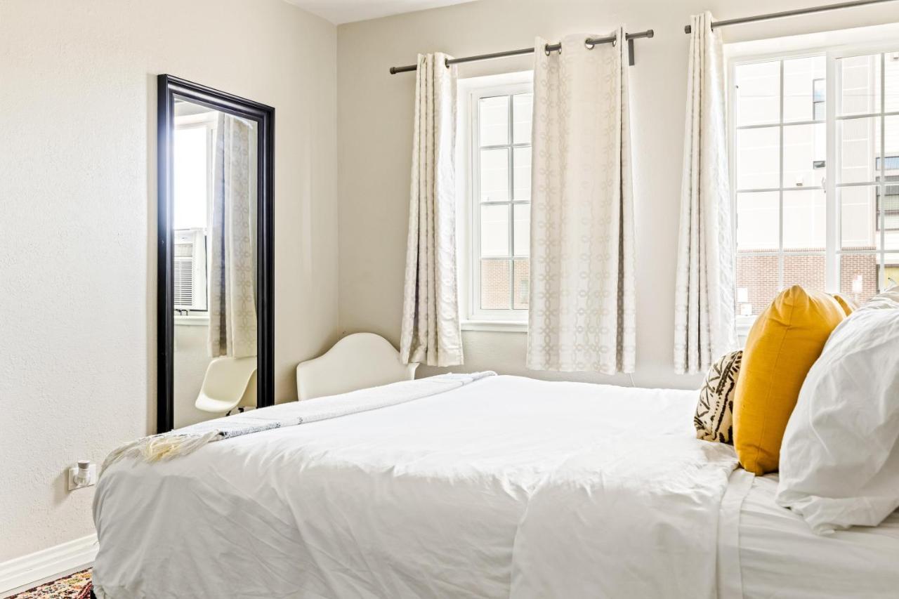 Stylish City Retreat - King Beds - Walk To Sloans Lake 덴버 외부 사진